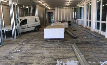 , AUSgebaut. UMgezogen. DURCHgestartet. Neue Agenturräume für adhok.