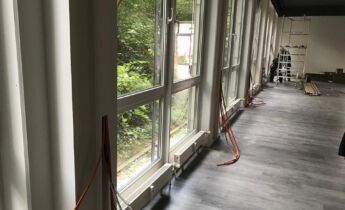 , AUSgebaut. UMgezogen. DURCHgestartet. Neue Agenturräume für adhok.