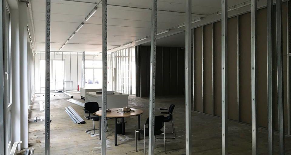 , AUSgebaut. UMgezogen. DURCHgestartet. Neue Agenturräume für adhok.