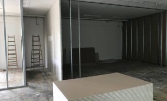, AUSgebaut. UMgezogen. DURCHgestartet. Neue Agenturräume für adhok.