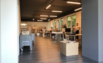 , AUSgebaut. UMgezogen. DURCHgestartet. Neue Agenturräume für adhok.