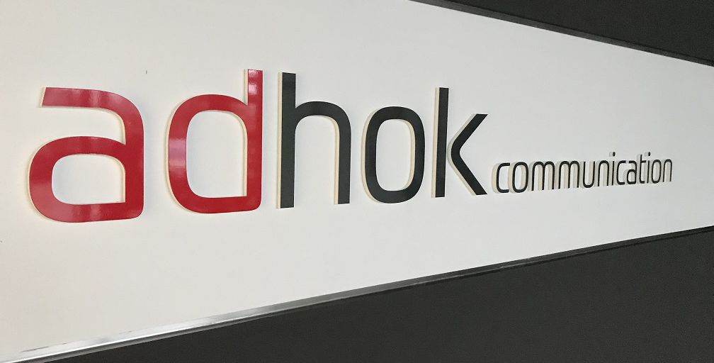 , AUSgebaut. UMgezogen. DURCHgestartet. Neue Agenturräume für adhok.