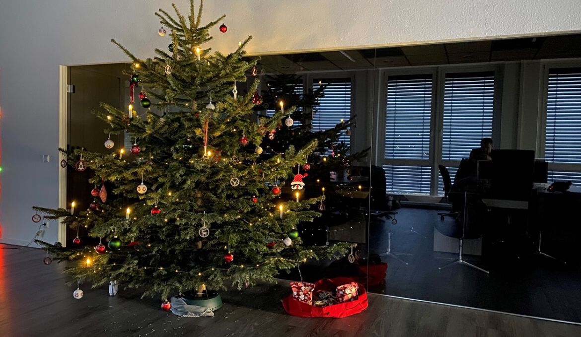 , adhok feiert Weihnachten und wünscht ein frohes neues Jahr!